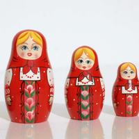 Kırmızı matryoshka bebek