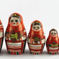 Червени Dolls с ядки