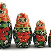 Matryoshka z jagód jarzębiny wyprodukowane