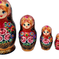 Muñecas matryoshka rojas de madera con flores 