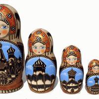 Kirke matryoshka træ dukker 