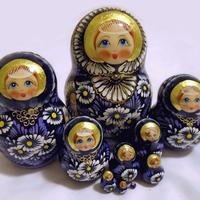 Matryoshka blu con la camomilla