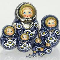 Niebieski matryoshka z rumianku