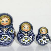 Blauwe matryoshka met kamille