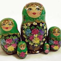 Matryoshka verde com flores