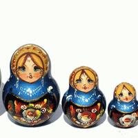 Albastru matryoshka cu flori 