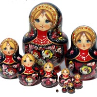 Çiçeklerle kırmızı matryoshka bebekler 