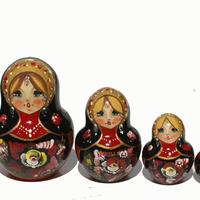 Κόκκινες κούκλες matryoshka με λουλούδια 