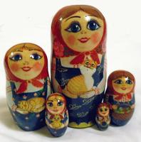 Matriochka folklorique avec chats et foulards rouges
