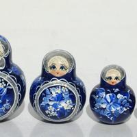 Modré dřevěné panenky