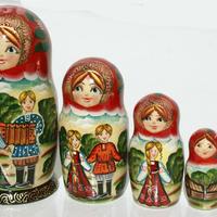 Conjunto de matrioskas con músicos