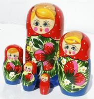Czerwony lalki z truskawkami