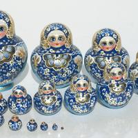 Poupées de matryoshka bleu