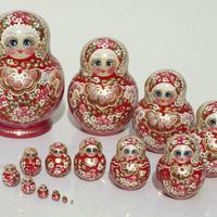 Rød matryoshka dukker