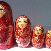 Röd matryoshka