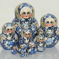 Blå håndlaget matryoshka
