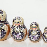 Βιολετί matryoshka