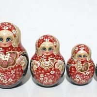 Bonecas de babushka vermelho