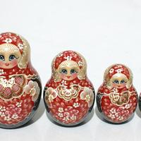 Червен babushka кукли