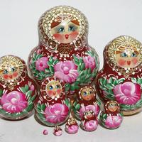 Κόκκινο matryoshka κούκλα