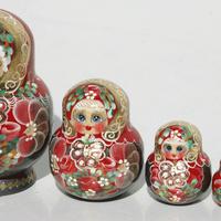 Röd babushkas docka