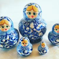 Poupées gigognes russes en bois bleu