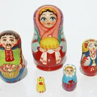 Ensemble de matriochkas de récolte folklorique