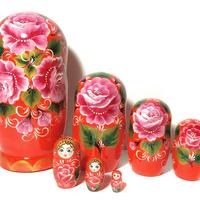 Kırmızı gül matryoshka